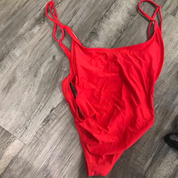 One piece - Picture 1 of 4